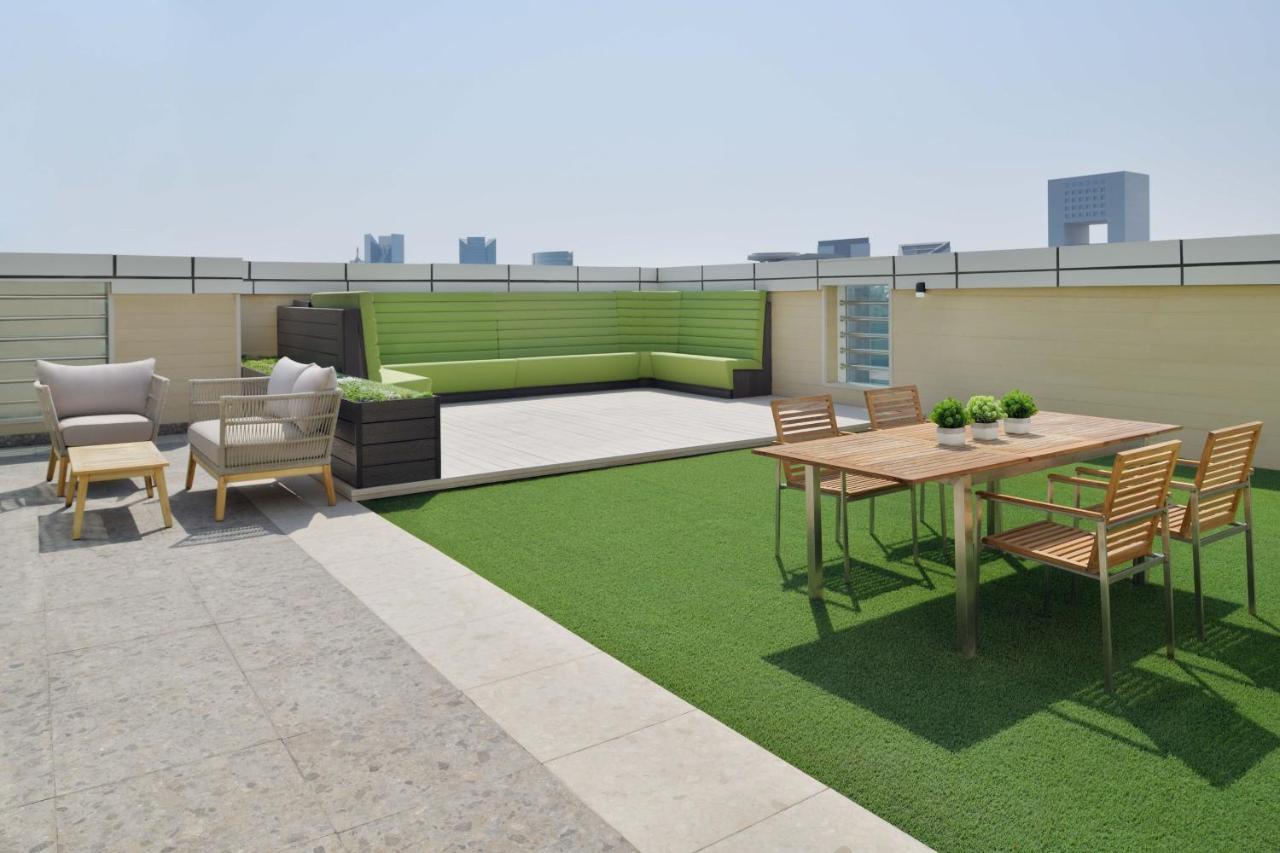 Element By Westin City Center Doha Exterior photo Artificial grass on a rooftop