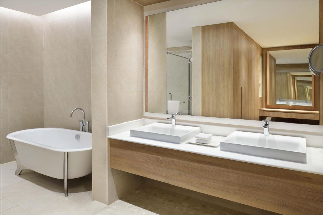Element By Westin City Center Doha Exterior photo Bathroom