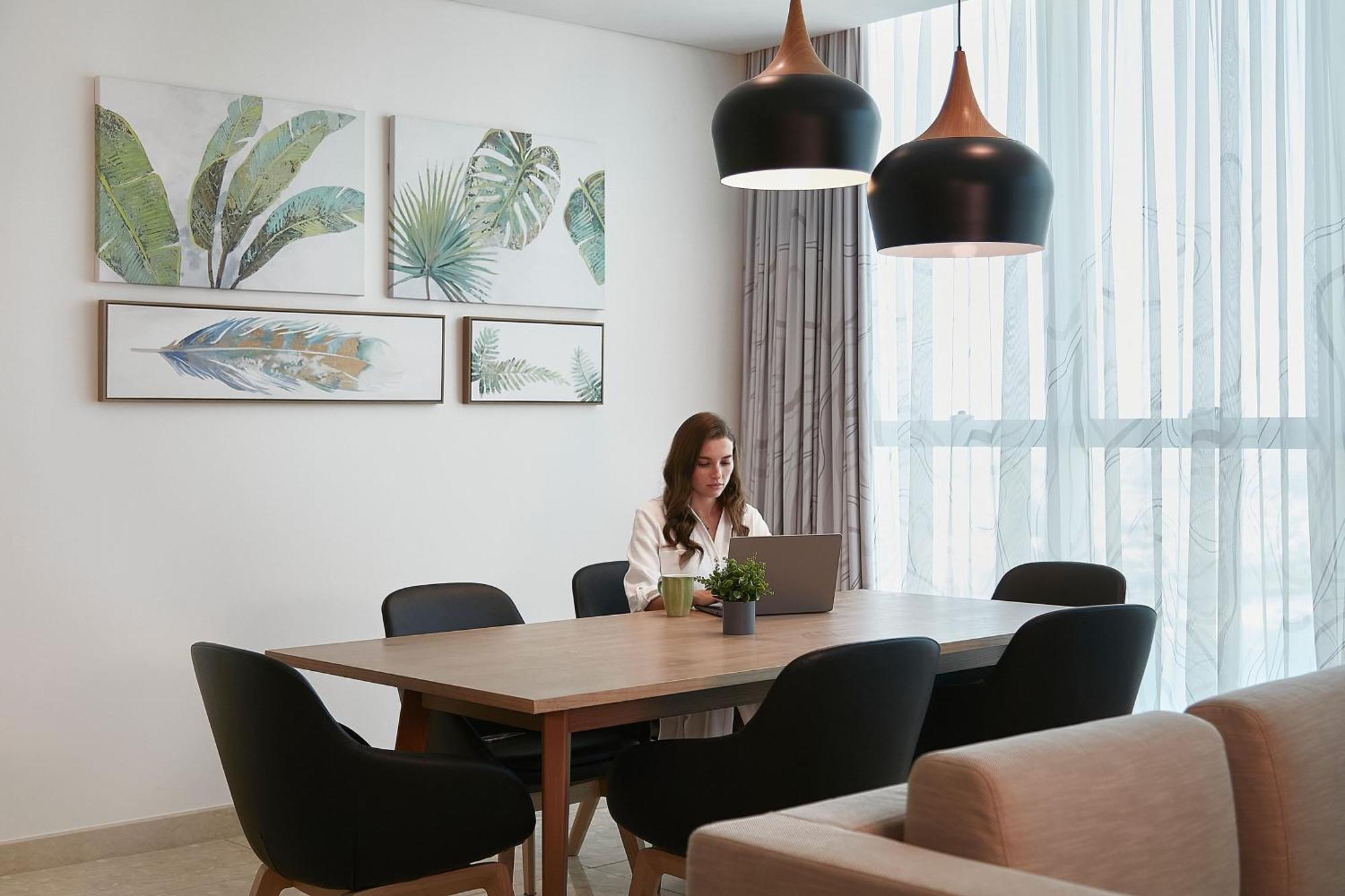Element By Westin City Center Doha Exterior photo A woman working at home